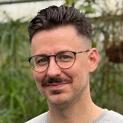 A headshot photo of Tom Knight